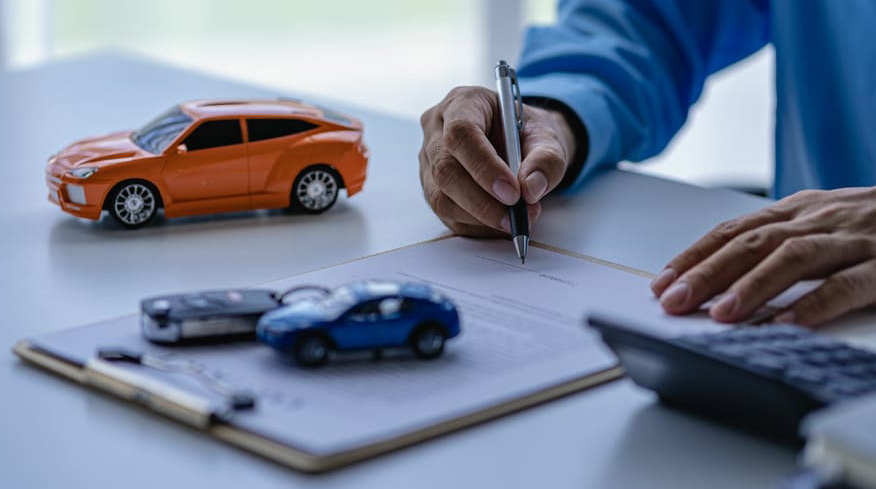 自動車保険の書類を記入する