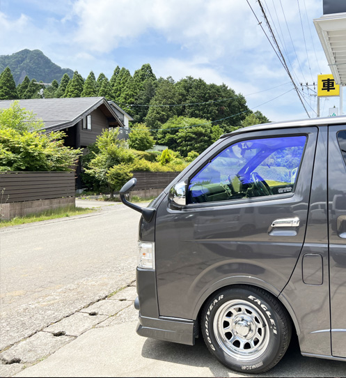 ワゴン車と店舗周りの風景